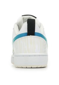 Witte sneaker met een getextureerde achterkant met een blauw accent en verticale patroon. Inclusief een zwarte trekband en rubberen zool.