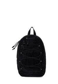 Sac à dos noir en tissu résistant avec une poche zippée, un design en cordon élastique à l'avant et une poignée supérieure pour le transport.