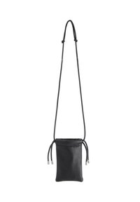 Sort læder crossbody taske med en blød tekstur, rektangulær form, justerbare snore og metaldetaljer til fastgørelse øverst.