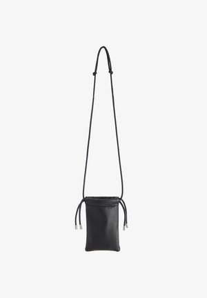Schwarze Leder-Crossbody-Tasche mit einer weichen Textur, rechteckiger Form, verstellbaren Kordeln und Metallelementen zum Festziehen am oberen Rand.