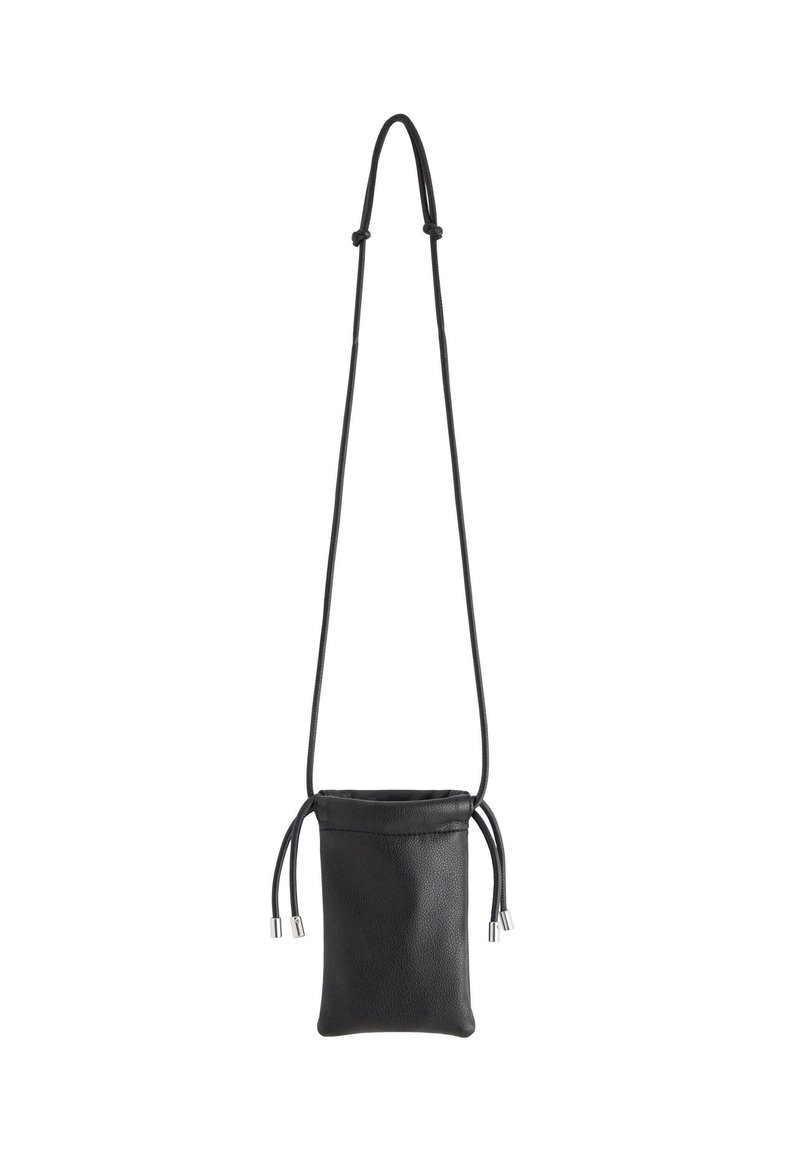Sort læder crossbody taske med en blød tekstur, rektangulær form, justerbare snore og metaldetaljer til fastgørelse øverst.