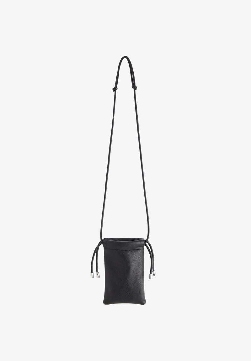 Sort læder crossbody taske med en blød tekstur, rektangulær form, justerbare snore og metaldetaljer til fastgørelse øverst.