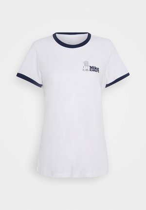 T-shirt blanc à manches courtes avec col et bords de manches bleu marine, petit texte "Nike Court" et motif fleur sur la poitrine gauche.
