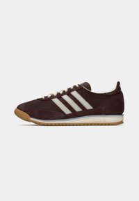 Sneaker Adidas a profilo basso di un profondo bordeaux scuro con strisce bianche, lacci crema e suola in gomma, vista laterale su sfondo semplice.