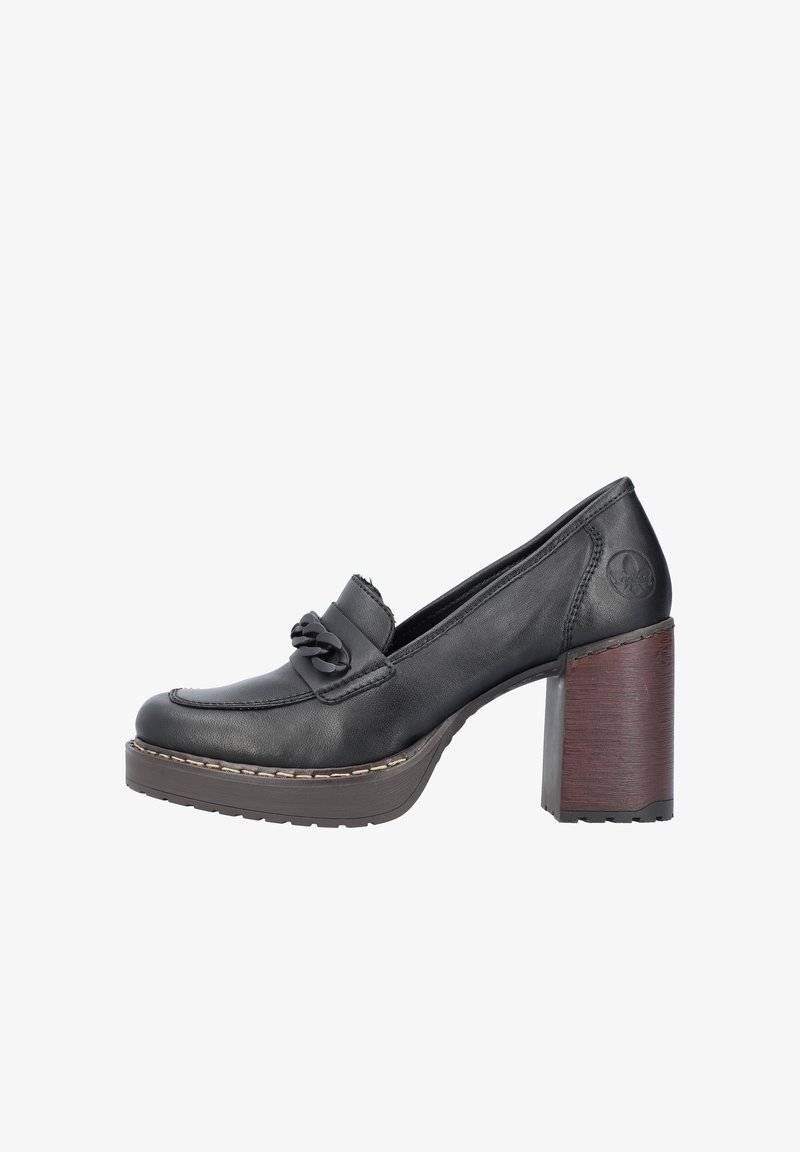 Mocassins à talons hauts en cuir noir avec un bout arrondi et une sangle décorative. Dotés d'un chunky talon en bois et d'une semelle extérieure crantée pour une meilleure adhérence.