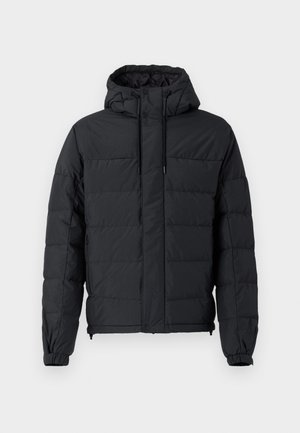 Fekete steppelt dzseki kapucnival, rugalmas mandzsettákkal, cipzáras zsebekkel és sima külső textúrával.