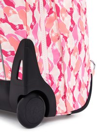Rullande ryggsäck med ett ljusrosa och vitt abstrakt mönster, med en svart botten, snygga hjul och ett robust svart handtag.