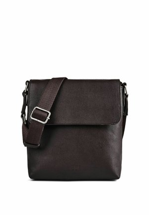 Borsa a tracolla in pelle nera con tracolla larga regolabile e chiusura frontale con patta, mostrata su sfondo bianco.