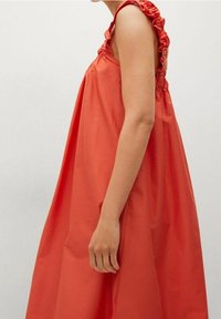 Rode katoenen jurk met geplooide schouderbanden en een losse, vloeiende silhoeet, met een gladde textuur en een minimalistisch ontwerp.