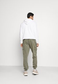 Guess SCOTTY PANT - Broek - olive morning