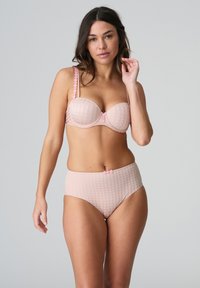 Lichtroze lingerieset met een gestructureerde bh met een geruit patroon en bloemaccenten, gecombineerd met hoge taille slips van hetzelfde materiaal.