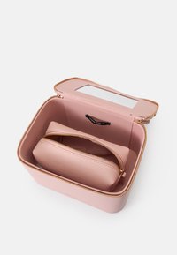Estuche de maquillaje con cremallera rosa y cremallera dorada. Contiene un pequeño bolso a juego en su interior. Textura suave, forma rectangular, ventana ID transparente.