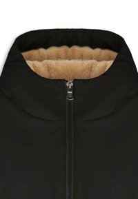 Giacca nera con zip frontale e alto colletto foderato in morbido pile marrone chiaro per il calore.