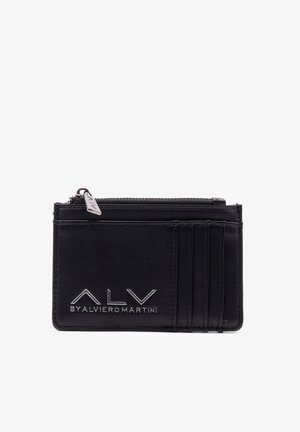 Portafoglio in pelle nera con chiusura a zip, numerose fessure per carte e logo a impressione sul fronte. Texture liscia e design elegante.