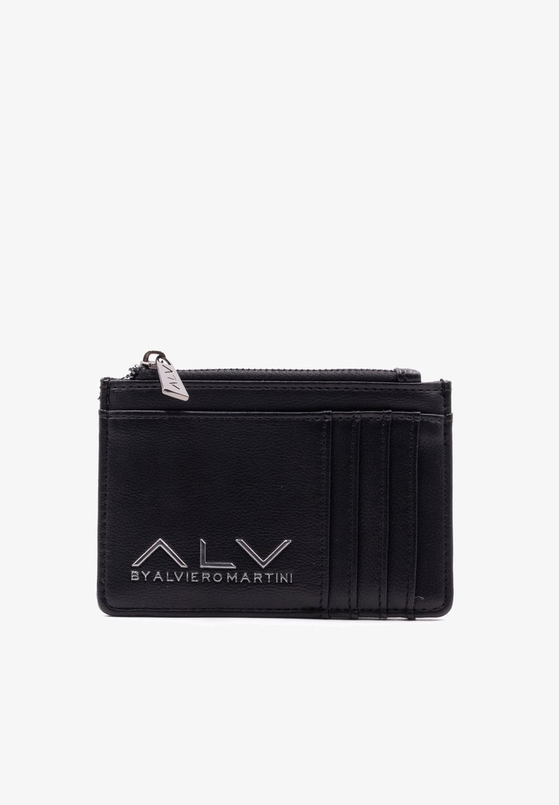 Portafoglio in pelle nera con chiusura a zip, numerose fessure per carte e logo a impressione sul fronte. Texture liscia e design elegante.