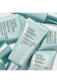 Helle blaue Tuben der Estée Lauder DayWear Feuchtigkeitscreme, mit einem silbernen Deckel und schwarzem Text, der die antioxidativen Eigenschaften und den Lichtschutzfaktor 15 beschreibt.