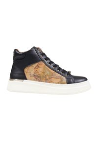 Sneaker alta in pelle nera con pannello stampato a mappa e suola in gomma bianca, dotata di hardware argentato e lacci neri.
