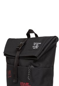 Svart ryggsäck med en vikt topp, plastspänne, och en framficka med röd och vit text samt en krona som grafik. Strukturerad tyg.