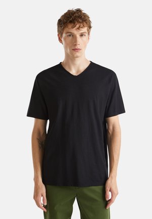 V-NECK   - Camiseta básica - black