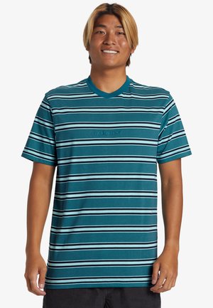 Camiseta de rayas verde azulado con mangas cortas, cuello redondo y logo bordado. Presenta rayas horizontales alternadas en blanco y negro.