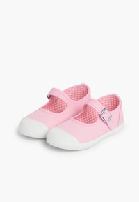 Różowe buty Mary Jane z tkaniny z paskiem na klamrę, białym gumowym noskiem i wypełnieniem w kratkę. Lekka konstrukcja, idealna na co dzień.