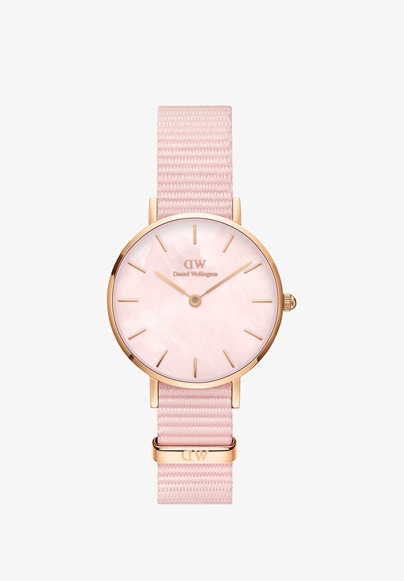 Roosakuldne kell, millel on beež pärlmutternägu, kuldsed tunni markeerijad ja helesinine nailonstrap. Omab metallist klamber detailiga logoga.