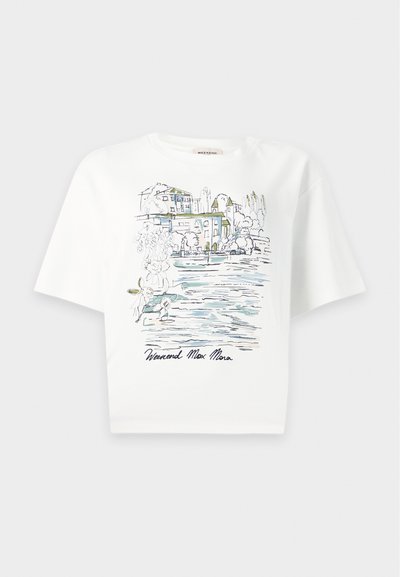 Λευκό T-shirt με κοντά μανίκια με σκίτσο ενός χωριού δίπλα στο ποτάμι, δέντρα και νερό, και κείμενο με το "Weekend Max Mara" στο κάτω μέρος.
