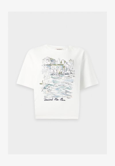 Λευκό T-shirt με κοντά μανίκια με σκίτσο ενός χωριού δίπλα στο ποτάμι, δέντρα και νερό, και κείμενο με το "Weekend Max Mara" στο κάτω μέρος.
