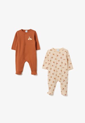 Twee baby-jumpsuits: de ene in roestkleur met een karakterafdruk, de andere in crèmekleur met een herhaald cartoonpatroon. Beide hebben lange mouwen en een voetdesign.