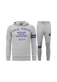 Grijze hoodie en joggingbroek set met paarse tekst en strepen. Voorzien van een zak aan de voorkant, trekkoord in de capuchon en zacht, gestructureerd stof.