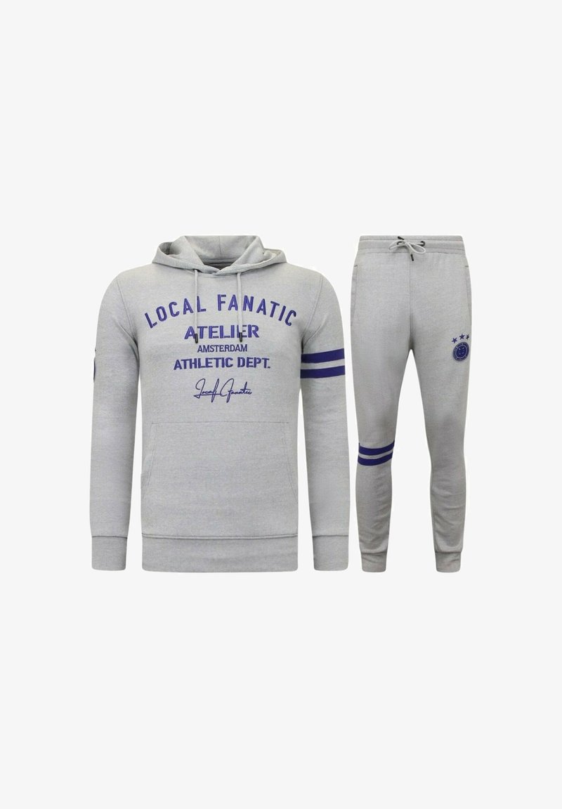 Grijze hoodie en joggingbroek set met paarse tekst en strepen. Voorzien van een zak aan de voorkant, trekkoord in de capuchon en zacht, gestructureerd stof.