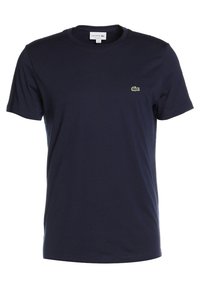 Mörkblå Lacoste t-shirt med kort ärm och rund hals, med en liten grön krokodil-logotyp på vänster bröst.