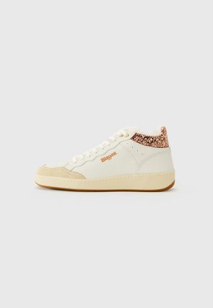 Weiße Mid-Top-Sneaker mit einer strukturierten Sohle. Verfügt über einen schimmernden roségoldenen Kragen, beige Akzente und ein rundes Logo in Orange.