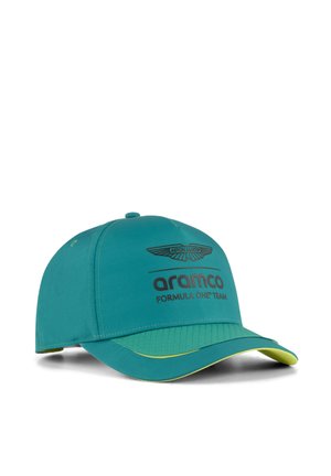 Turkusowa czapka bejsbolowa z logo Aston Martin i czarnym tekstem "aramco FORMULA ONE TEAM", z żółtą lamówką pod zakrzywionym daszkiem.
