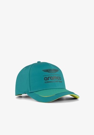 Turkusowa czapka bejsbolowa z logo Aston Martin i czarnym tekstem "aramco FORMULA ONE TEAM", z żółtą lamówką pod zakrzywionym daszkiem.