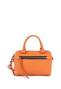 Sac à main en cuir orange avec double anses, une poche zippée à l'avant, des coutures blanches contrastantes et une bandoulière réglable.