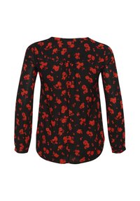 Sort bluse med blomstermønster i rødt, lange ærmer, rund halsudskæring og let udvidet kant med samlede detaljer bagpå.