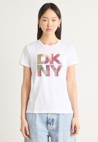 Weiße Baumwoll-T-Shirt mit einem bunten "DKNY"-Grafikdesign in fetten Buchstaben. Kurze Ärmel und klassischer Rundhalsausschnitt.