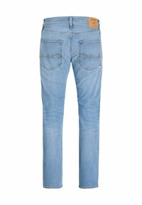 Hellblaue Jeans aus Denim, von hinten gezeigt, mit zwei Gesäßtaschen und einem braunen Markenpatch am Bund.