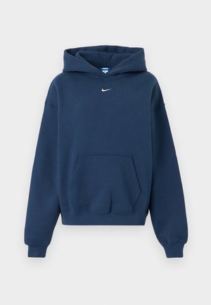 Hanorac Nike bleumarin cu buzunar tip cangur în față, mâneci lungi, manșete plisate și logo mic alb Nike swoosh pe piept.