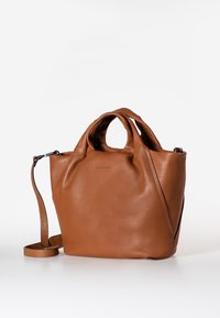 Braune Leder-Tote mit strukturiertem Finish, doppelten oberen Griffen und einem verstellbaren Schultergurt für Flexibilität. Zipverschluss oben.