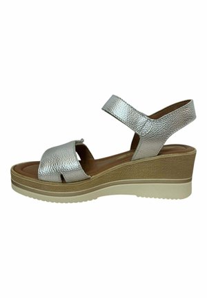 Sandalia de cuña de cuero plateado con diseño de dedo abierto, correa ajustable en el tobillo, plataforma texturizada y acolchado suave.