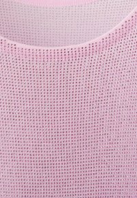 Suéter de punto de color rosa claro con un escote redondo, superficie texturizada y un patrón de pequeños agujeros en toda la tela.