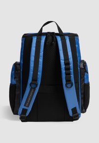 Mochila con tela azul y negra, equipada con correas de hombro acolchadas, respaldo de malla, bolsillos laterales dobles y cierre de cremallera. Diseño duradero.