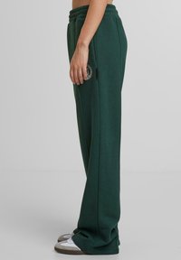 PROHIBITED CAMDEN - Pantalones deportivos - green