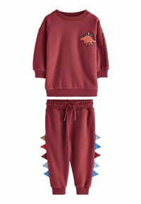Bordowy sweatshirt z grafiką dinozaura, ściągacz przy dekolcie; dopasowane joggersy z kolorowymi kolcami po bokach i elastyczną talią.