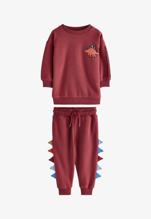 Hanorac roșu închis cu grafică de dinosaur, guler ribbed; pantaloni de trening asortați cu țepi colorați de-a lungul laturilor și talie elastică.