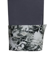 Donkergrijze stof met een gestructureerde afwerking, met een wit en zwart gemarmerd patroon aan de onderrand.