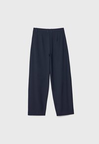 Pantalon de costume bleu marine à jambes droites avec passants de ceinture, plis avant et une ceinture propre, présenté sur fond blanc.
