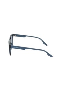 Granatowe okulary przeciwsłoneczne Converse z prostokątną ramką, eleganckim designem, przezroczystymi soczewkami oraz wygrawerowanym logo na zausznicy.